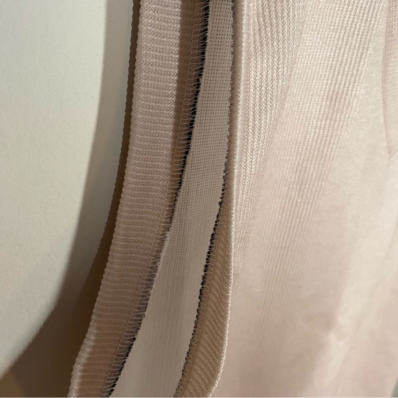 Classic V-Neck Knit Sweater Vest – Size XL - Picture 4 of 8